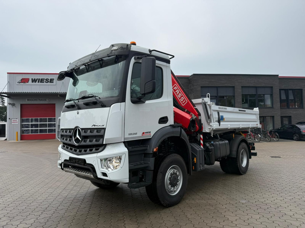 Mercedes-Benz Arocs 1835 4x4 Allrad Fassi F135 Kran Kipper - Darus autó: 1 kép. Mercedes-Benz Arocs 1835 4x4 Allrad Fassi F135 Kran Kipper - Darus autó: 1 kép.
