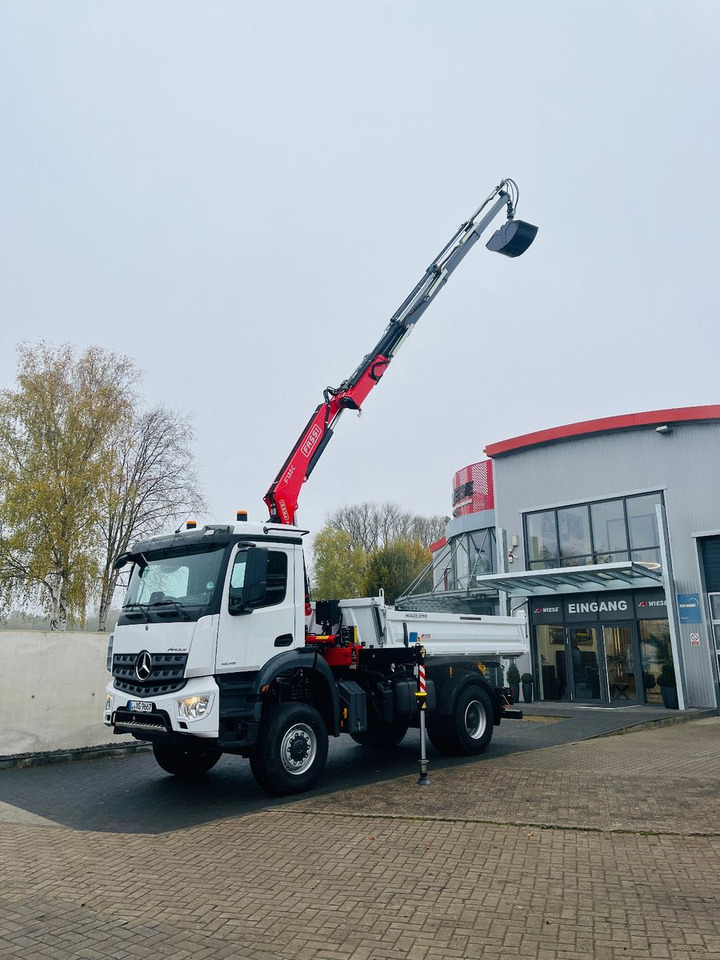 Mercedes-Benz Arocs 1835 4x4 Meiller Fassi F135 Kran Kipper - Billenőplatós teherautó, Darus autó: 3 kép. Mercedes-Benz Arocs 1835 4x4 Meiller Fassi F135 Kran Kipper - Billenőplatós teherautó, Darus autó: 3 kép.