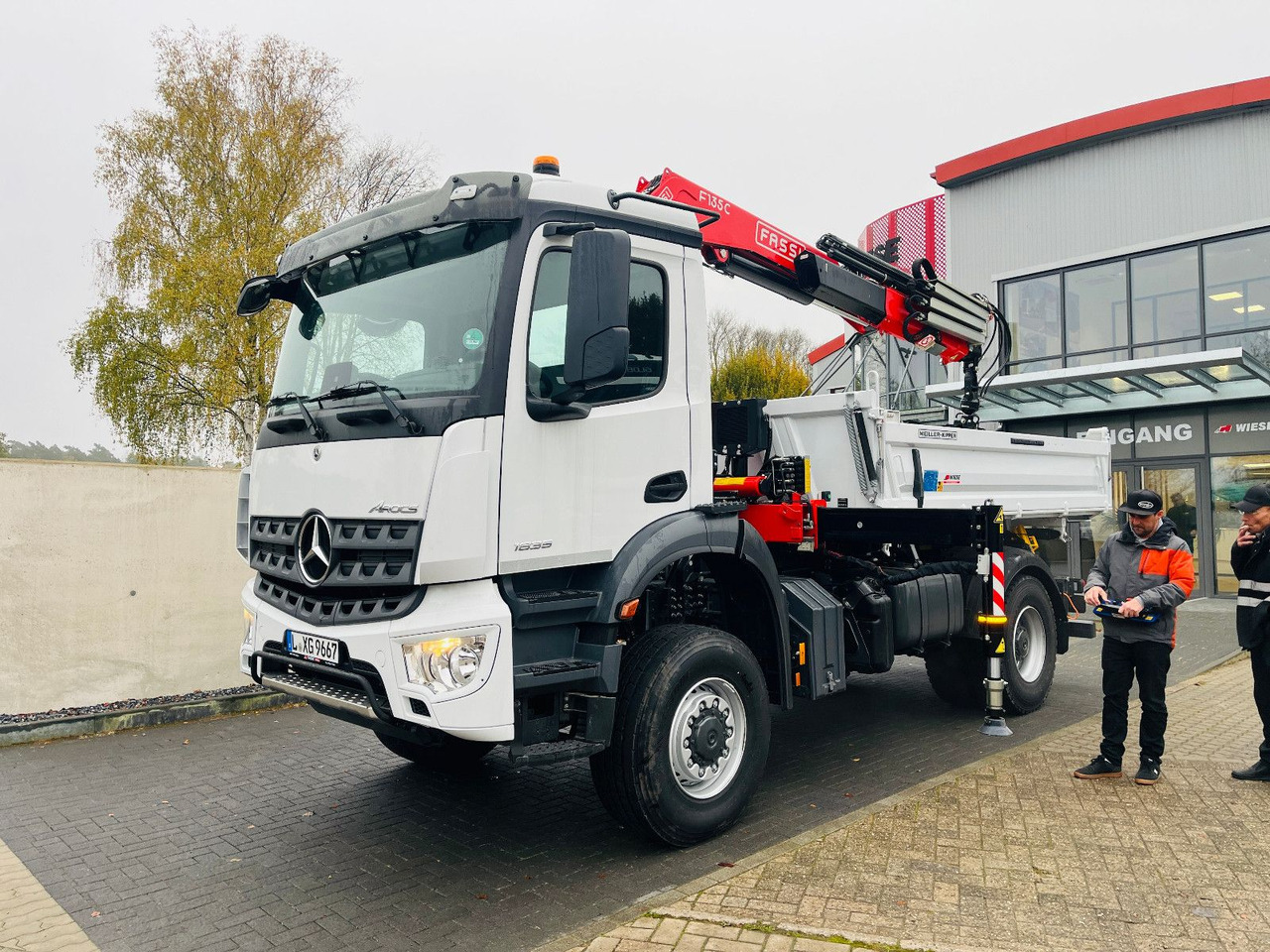 Mercedes-Benz Arocs 1835 4x4 Meiller Fassi F135 Kran Kipper - Billenőplatós teherautó, Darus autó: 2 kép. Mercedes-Benz Arocs 1835 4x4 Meiller Fassi F135 Kran Kipper - Billenőplatós teherautó, Darus autó: 2 kép.