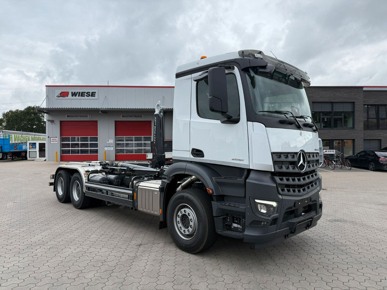 Mercedes-Benz Arocs 5 2651L 6 x4 Meiller RS 2170 - Horgos rakodó teherautó: 1 kép. Mercedes-Benz Arocs 5 2651L 6 x4 Meiller RS 2170 - Horgos rakodó teherautó: 1 kép.