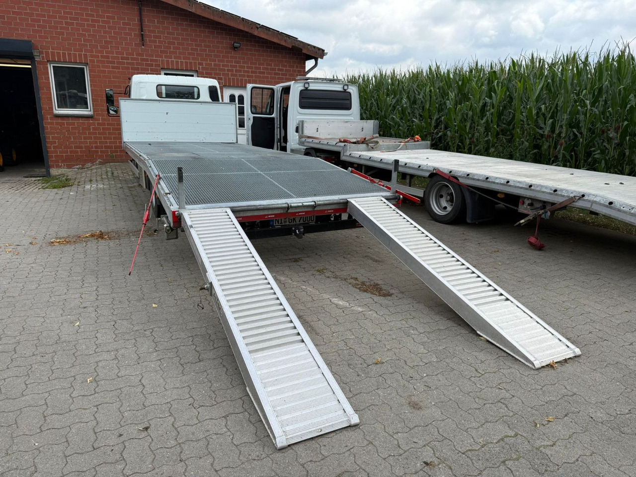 Mitsubishi Fuso Canter 7C18 Arbeitsbühnentransporter - Platós kisteherautó: 3 kép. Mitsubishi Fuso Canter 7C18 Arbeitsbühnentransporter - Platós kisteherautó: 3 kép.