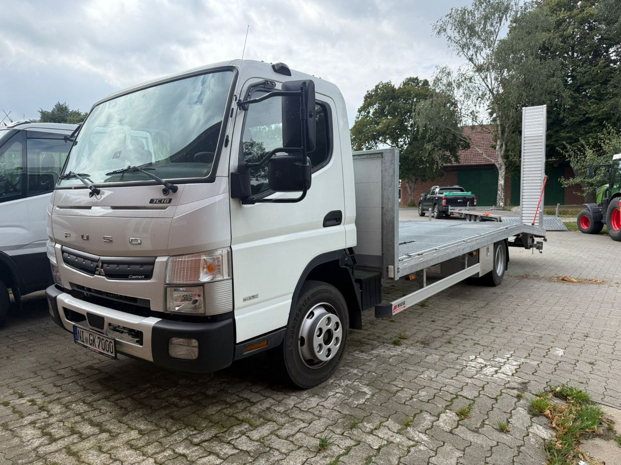 Mitsubishi Fuso Canter 7C18 Arbeitsbühnentransporter - Platós kisteherautó: 1 kép. Mitsubishi Fuso Canter 7C18 Arbeitsbühnentransporter - Platós kisteherautó: 1 kép.