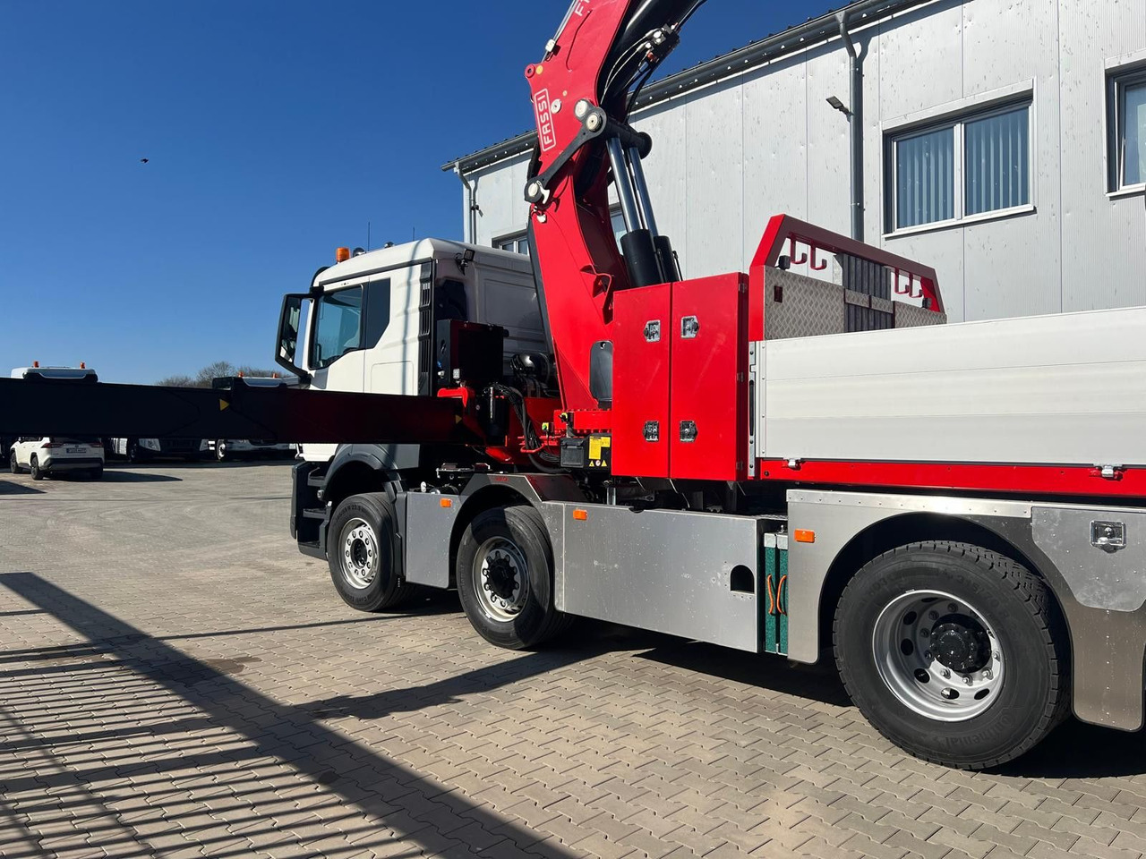 MAN 8x4 Hydro mit F1150 inkl Jib und Winde Korb - Nyergesvontató: 4 kép. MAN 8x4 Hydro mit F1150 inkl Jib und Winde Korb - Nyergesvontató: 4 kép.