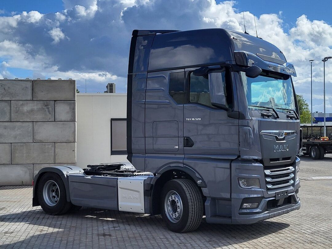 MAN TGX 18.520 GX 4x2 BL SA Euro 6 Sofort Verfügbar - Nyergesvontató: 2 kép. MAN TGX 18.520 GX 4x2 BL SA Euro 6 Sofort Verfügbar - Nyergesvontató: 2 kép.
