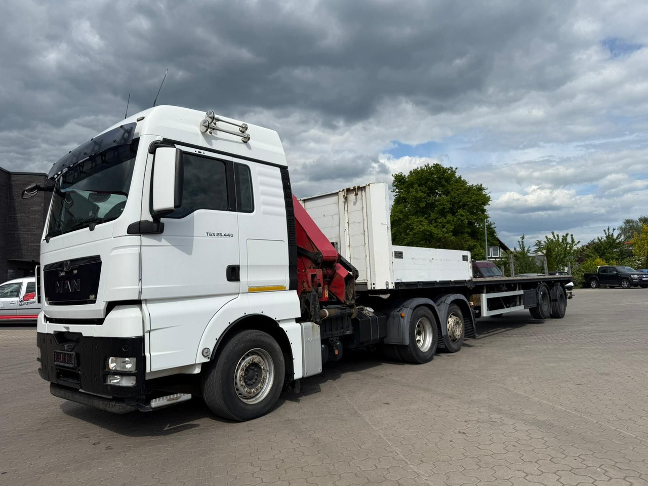MAN TGX 26.440 6x2 mit HMF 3000-5 Kran - Nyergesvontató: 2 kép. MAN TGX 26.440 6x2 mit HMF 3000-5 Kran - Nyergesvontató: 2 kép.