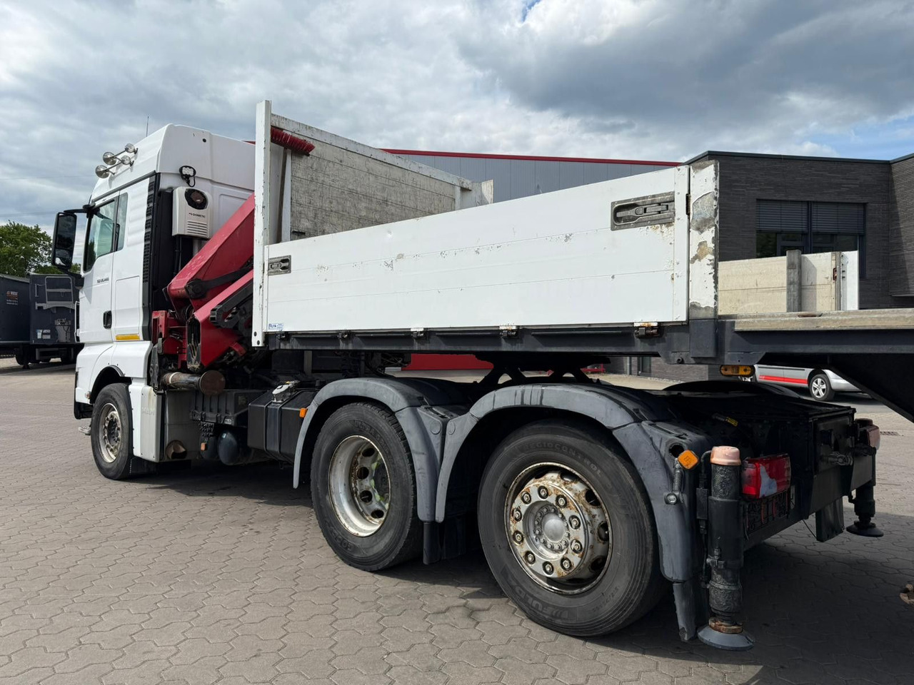 MAN TGX 26.440 6x2 mit HMF 3000-5 Kran - Nyergesvontató: 5 kép. MAN TGX 26.440 6x2 mit HMF 3000-5 Kran - Nyergesvontató: 5 kép.