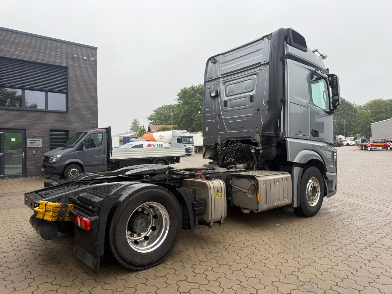 Mercedes-Benz Actros 1851 LS 4x2 Hydraulik Alu Felgen - Nyergesvontató: 4 kép. Mercedes-Benz Actros 1851 LS 4x2 Hydraulik Alu Felgen - Nyergesvontató: 4 kép.