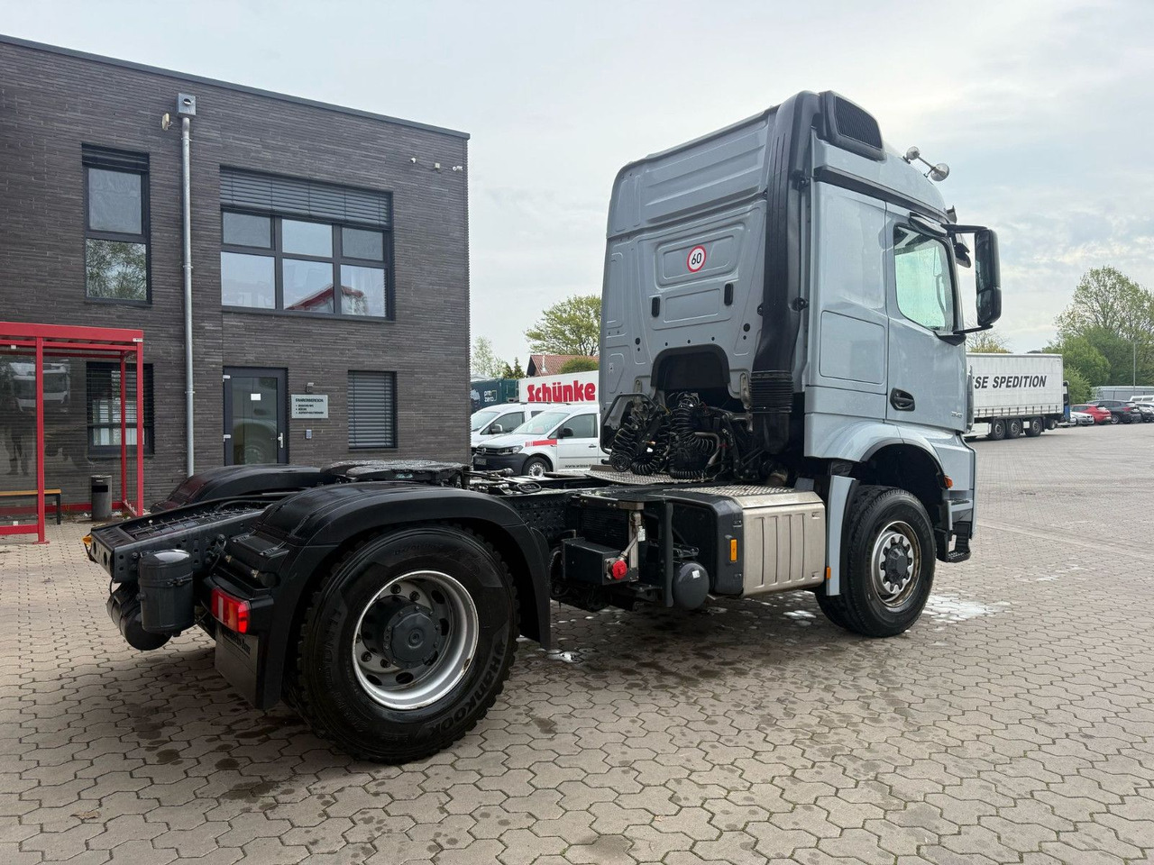 Mercedes-Benz Arocs 1848 4x4 HAD Allrad mit Hydraulik LOF - Nyergesvontató: 4 kép. Mercedes-Benz Arocs 1848 4x4 HAD Allrad mit Hydraulik LOF - Nyergesvontató: 4 kép.