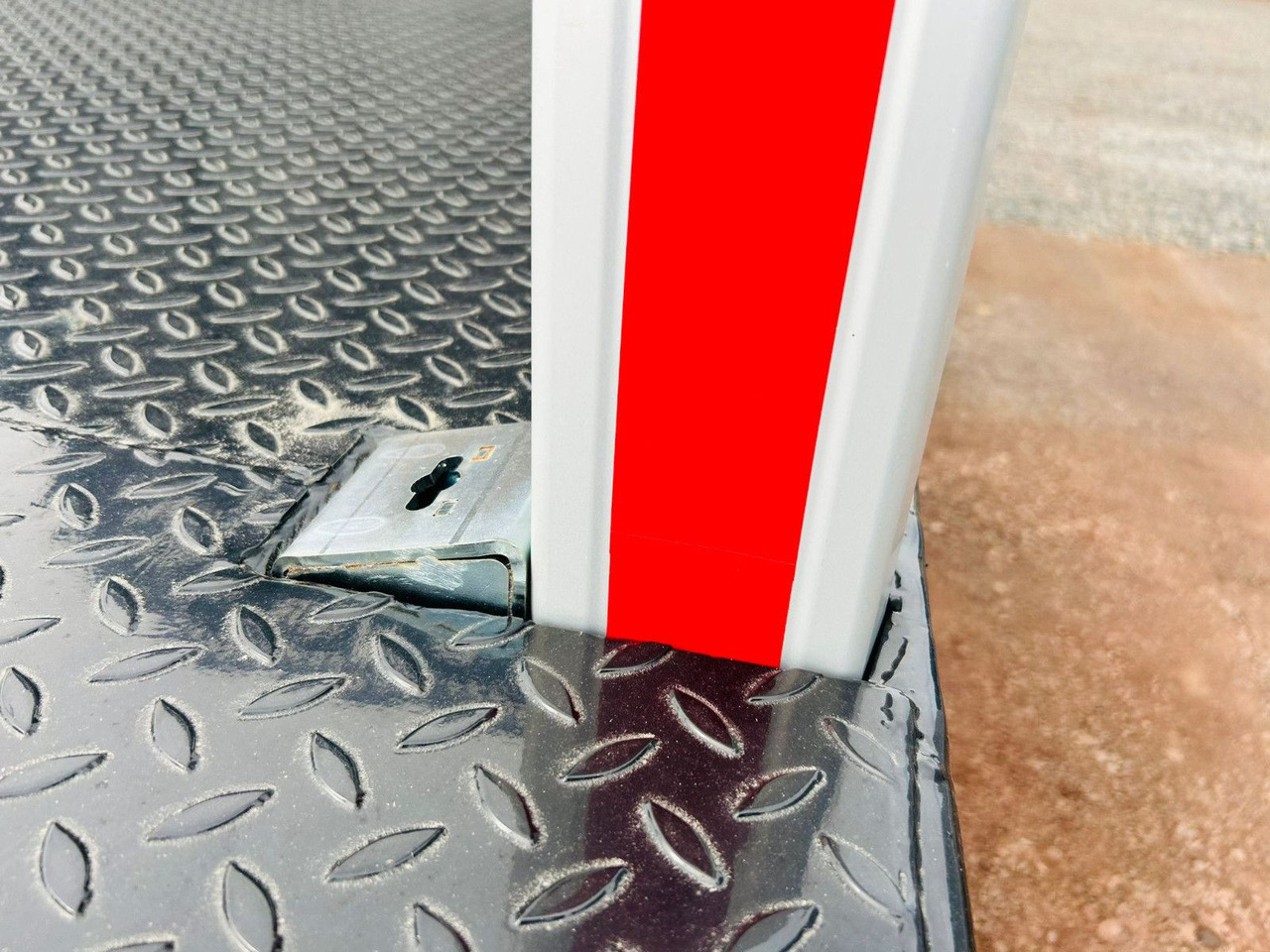 Rönkszállító félpótkocsi PAVIC PRSH27 Plateau Rungen Schnellwechselsystem: 7 kép. Rönkszállító félpótkocsi PAVIC PRSH27 Plateau Rungen Schnellwechselsystem: 7 kép.