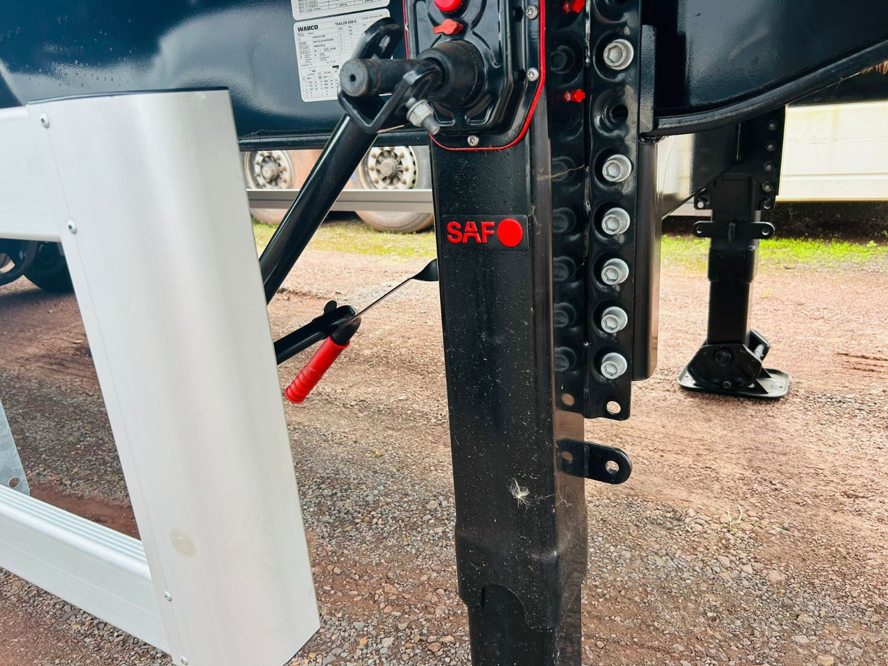 Rönkszállító félpótkocsi PAVIC PRSH27 Plateau Rungen Schnellwechselsystem: 10 kép. Rönkszállító félpótkocsi PAVIC PRSH27 Plateau Rungen Schnellwechselsystem: 10 kép.