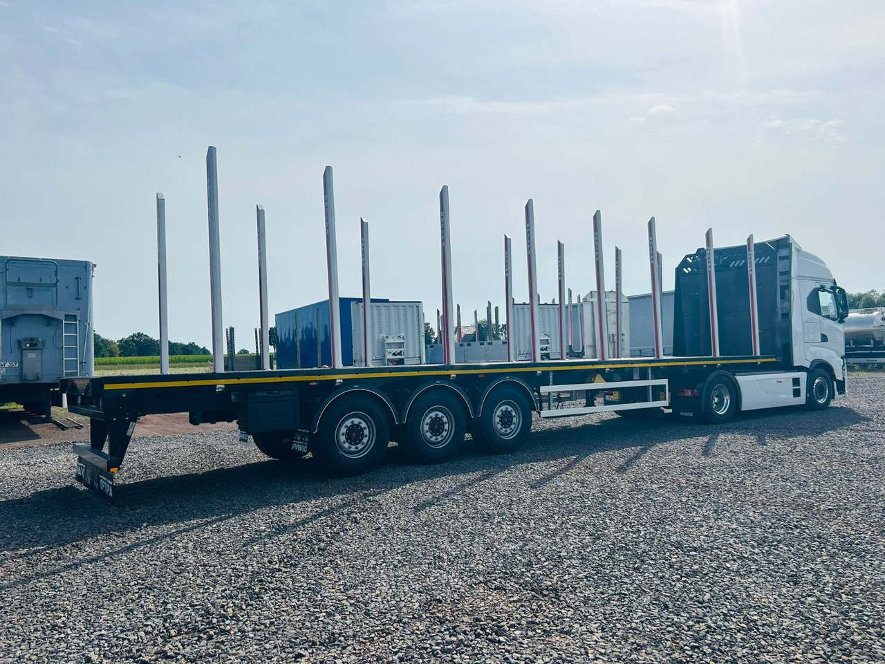 PAVIC PRSH27 Plateau Rungen Schnellwechselsystem - Rönkszállító félpótkocsi: 4 kép. PAVIC PRSH27 Plateau Rungen Schnellwechselsystem - Rönkszállító félpótkocsi: 4 kép.