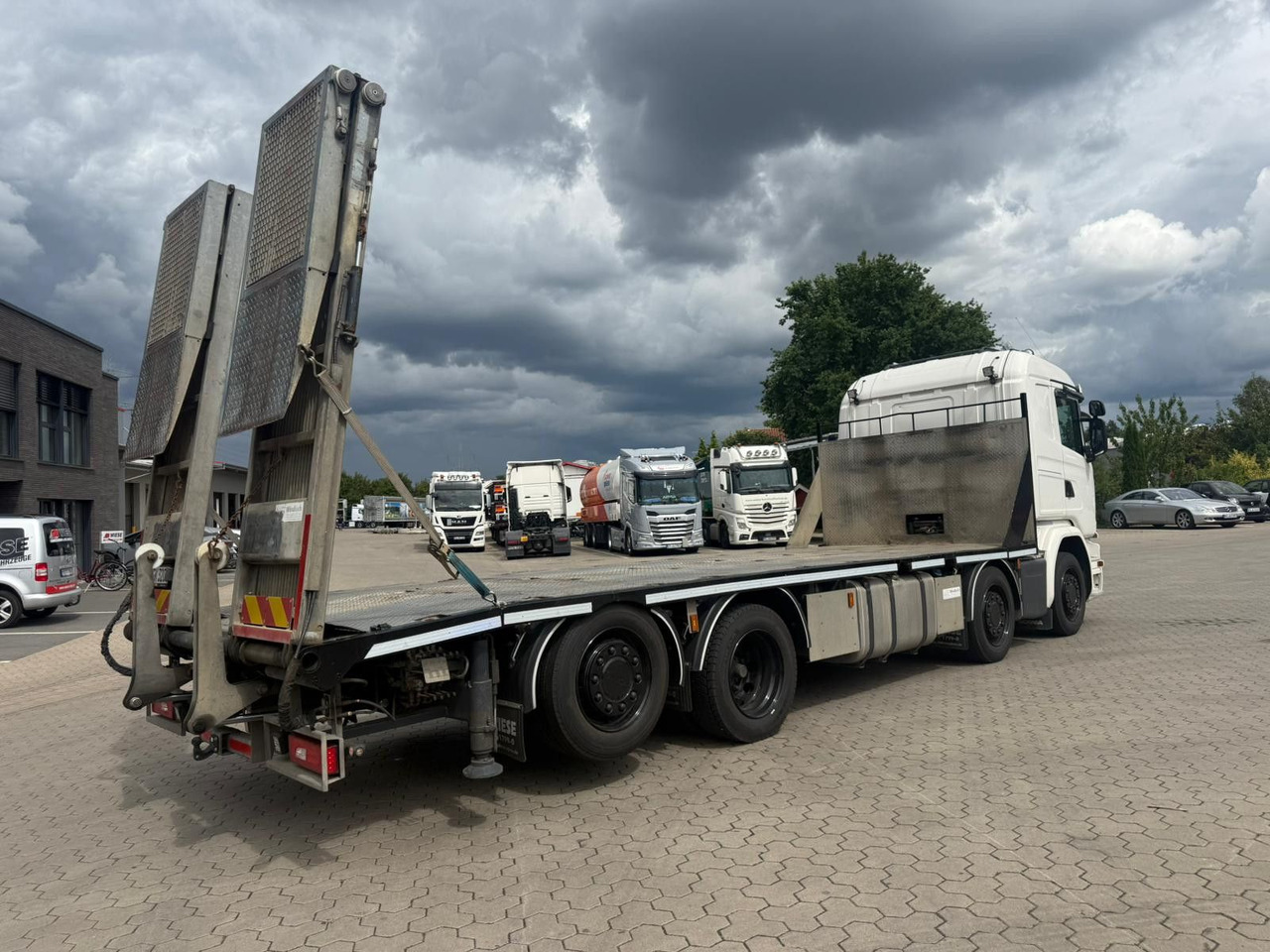 Scania G450 Baumaschinentransporter mit Rampen - Platós teherautó: 4 kép. Scania G450 Baumaschinentransporter mit Rampen - Platós teherautó: 4 kép.