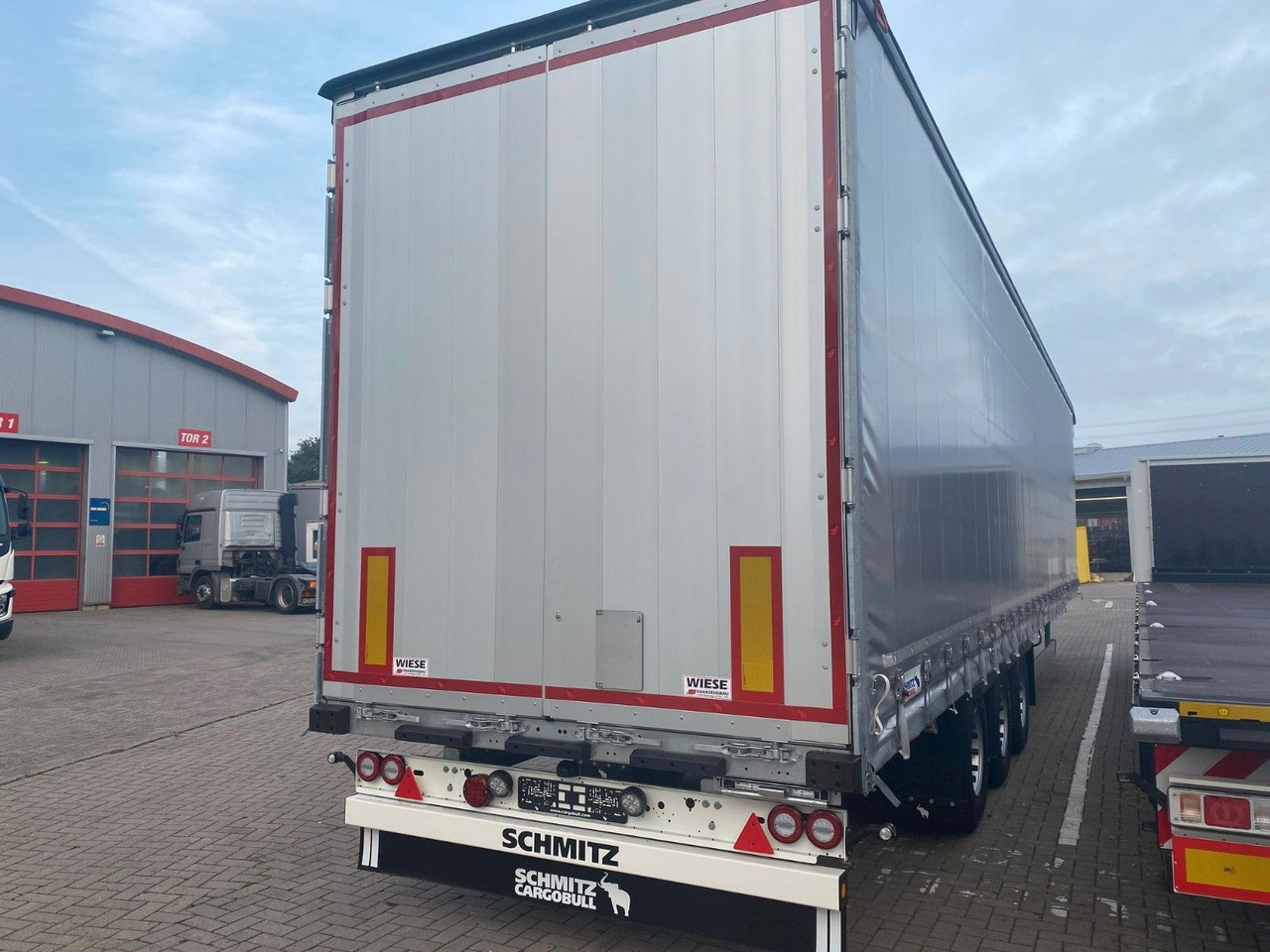 Schmitz Cargobull SCS 24/L - Bald Verfügbare - Ponyvás félpótkocsi: 2 kép. Schmitz Cargobull SCS 24/L - Bald Verfügbare - Ponyvás félpótkocsi: 2 kép.