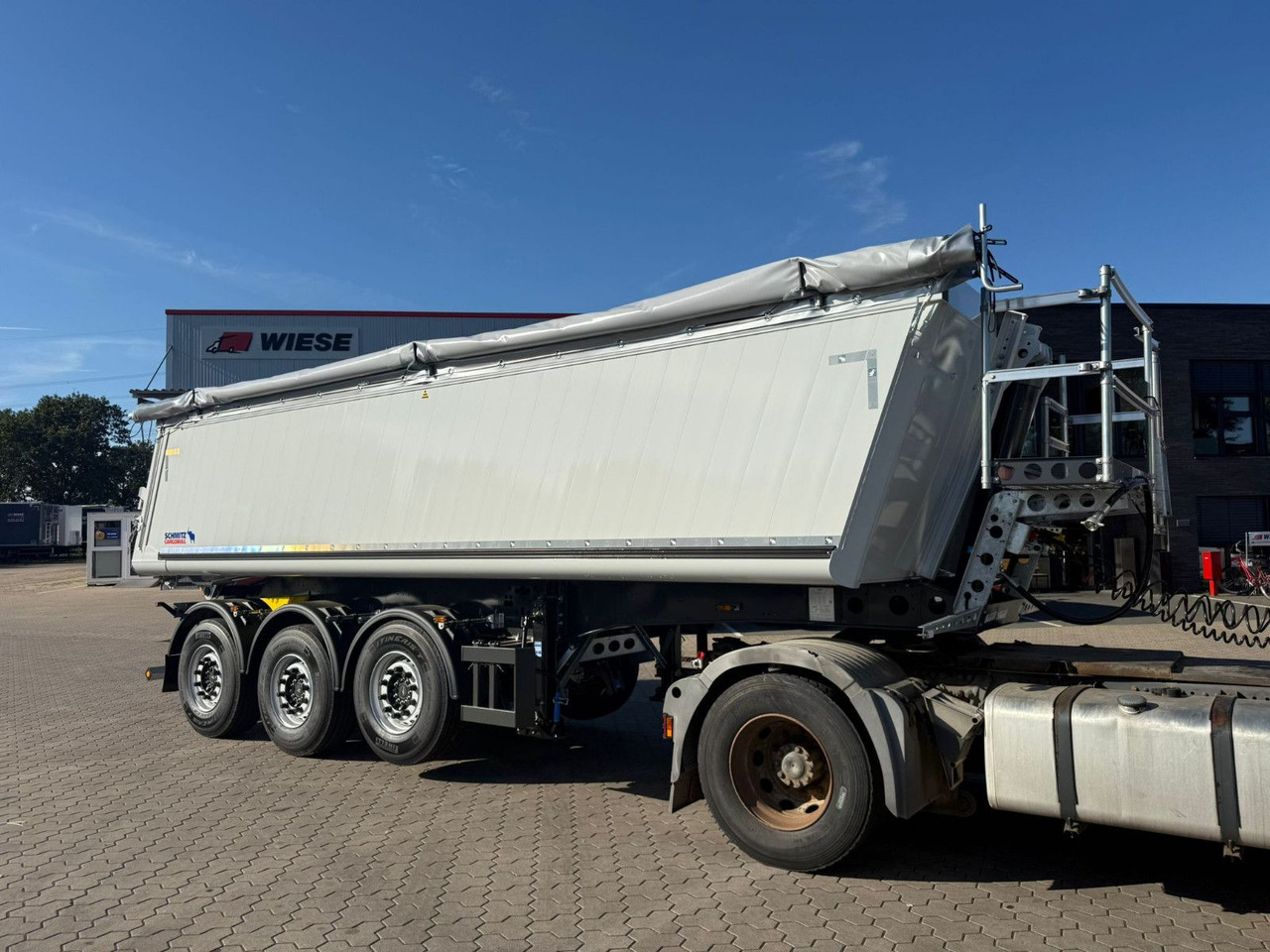 Schmitz Cargobull SKI 24 SL 7.2 3-Achs Alu Mulde 27m³ Sofort Verfü - Félpótkocsi billenőplatós: 1 kép. Schmitz Cargobull SKI 24 SL 7.2 3-Achs Alu Mulde 27m³ Sofort Verfü - Félpótkocsi billenőplatós: 1 kép.