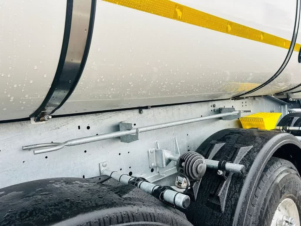 Schmitz Cargobull Thermomulde 24m³ isoliert elektrisches Verdeck - Félpótkocsi billenőplatós: 4 kép. Schmitz Cargobull Thermomulde 24m³ isoliert elektrisches Verdeck - Félpótkocsi billenőplatós: 4 kép.