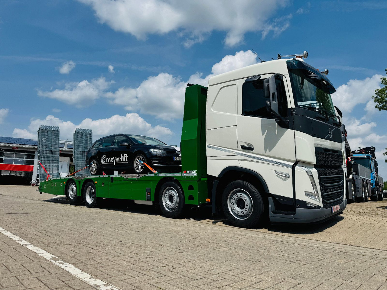 Volvo Arbeitsbühnen Baumaschinentransporter mit Rampen - Autószállító teherautó: 1 kép. Volvo Arbeitsbühnen Baumaschinentransporter mit Rampen - Autószállító teherautó: 1 kép.