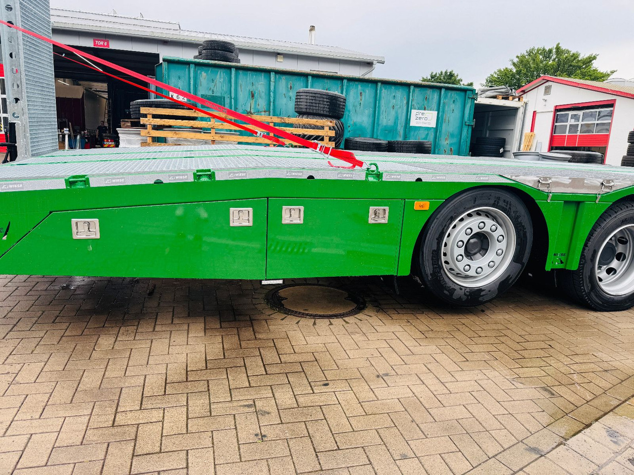 Autószállító teherautó Volvo Arbeitsbühnen Baumaschinentransporter mit Rampen: 10 kép.