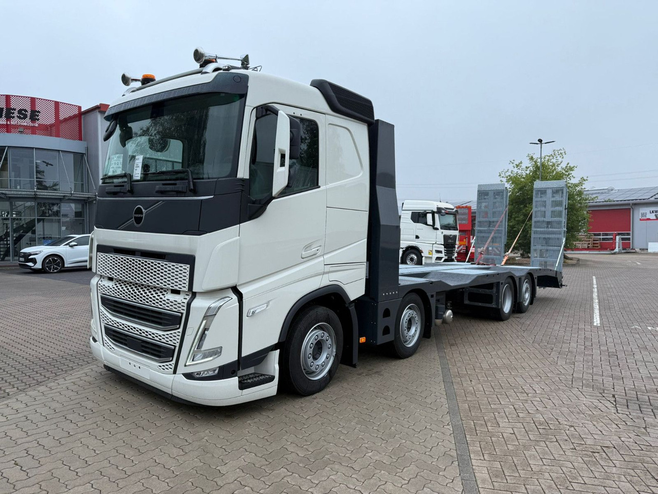 Volvo Arbeitsbühnen Baumaschinentransporter mit Rampen - Vontató: 5 kép. Volvo Arbeitsbühnen Baumaschinentransporter mit Rampen - Vontató: 5 kép.
