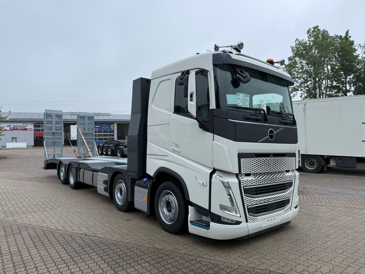 Volvo Arbeitsbühnen Baumaschinentransporter mit Rampen - Autószállító teherautó: 5 kép. Volvo Arbeitsbühnen Baumaschinentransporter mit Rampen - Autószállító teherautó: 5 kép.