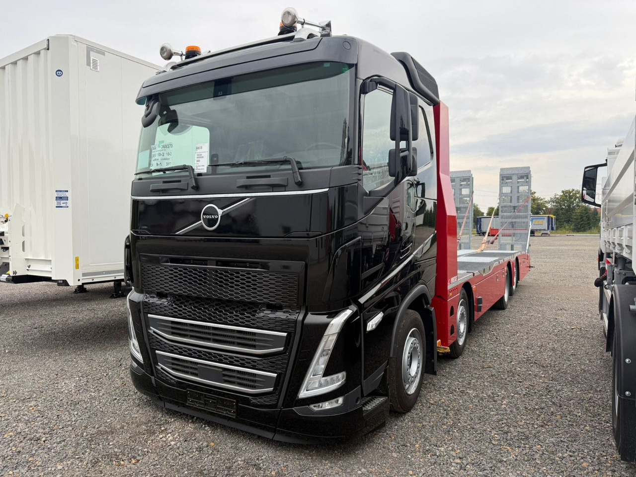 Volvo Arbeitsbühnen Baumaschinentransporter mit Rampen - Platós teherautó: 2 kép. Volvo Arbeitsbühnen Baumaschinentransporter mit Rampen - Platós teherautó: 2 kép.