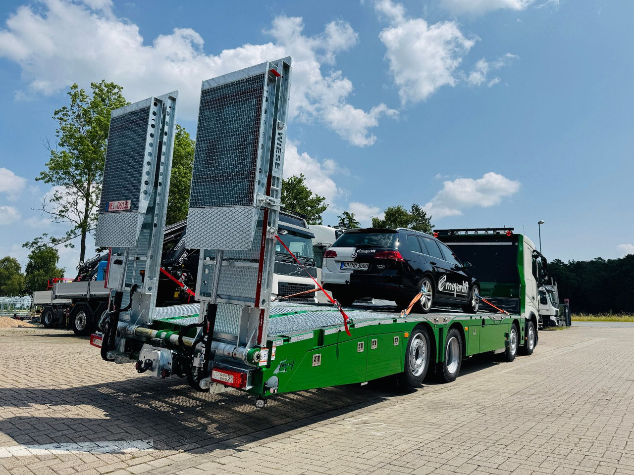 Volvo Arbeitsbühnen Baumaschinentransporter mit Rampen - Platós teherautó: 4 kép. Volvo Arbeitsbühnen Baumaschinentransporter mit Rampen - Platós teherautó: 4 kép.