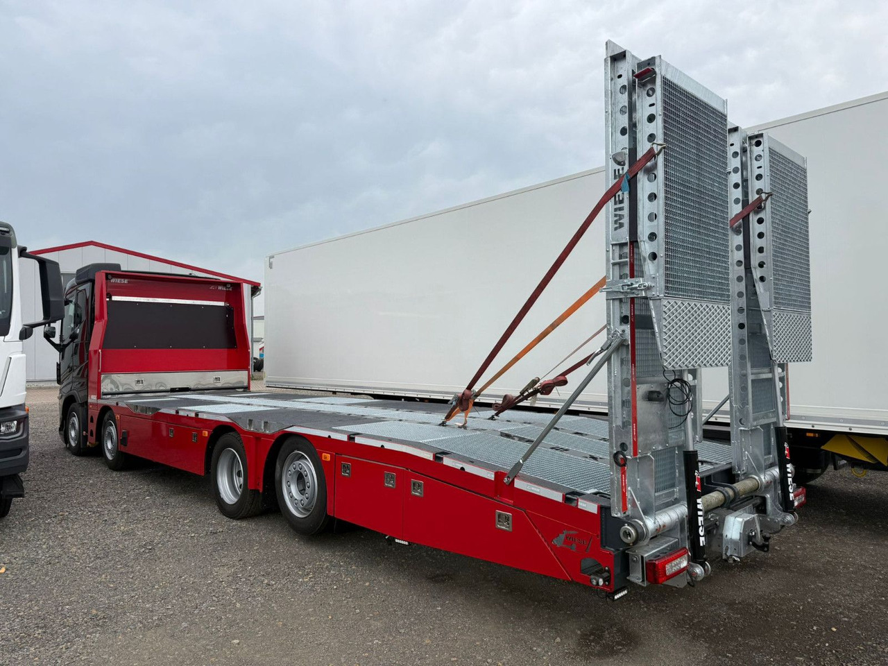 Volvo Arbeitsbühnen Baumaschinentransporter mit Rampen - Vontató: 3 kép. Volvo Arbeitsbühnen Baumaschinentransporter mit Rampen - Vontató: 3 kép.