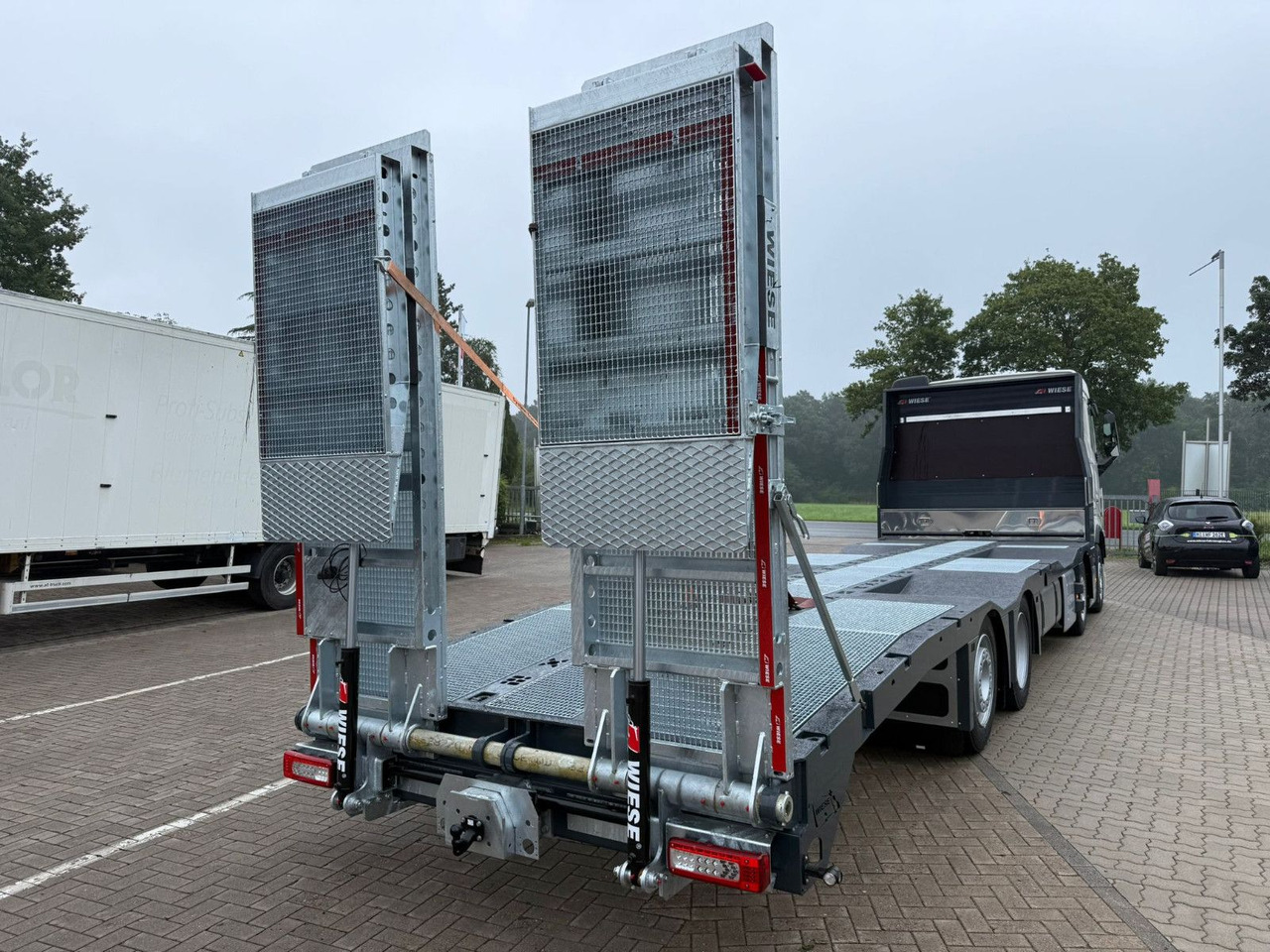 Volvo Arbeitsbühnen Baumaschinentransporter mit Rampen - Vontató: 5 kép. Volvo Arbeitsbühnen Baumaschinentransporter mit Rampen - Vontató: 5 kép.