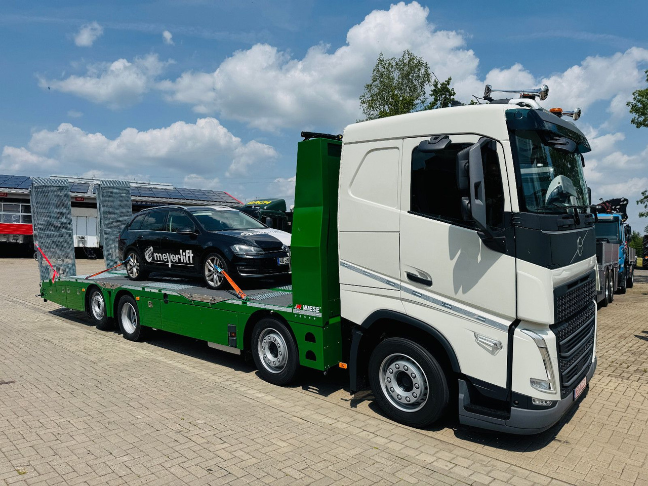 Volvo Arbeitsbühnen Baumaschinentransporter mit Rampen - Platós teherautó: 1 kép. Volvo Arbeitsbühnen Baumaschinentransporter mit Rampen - Platós teherautó: 1 kép.