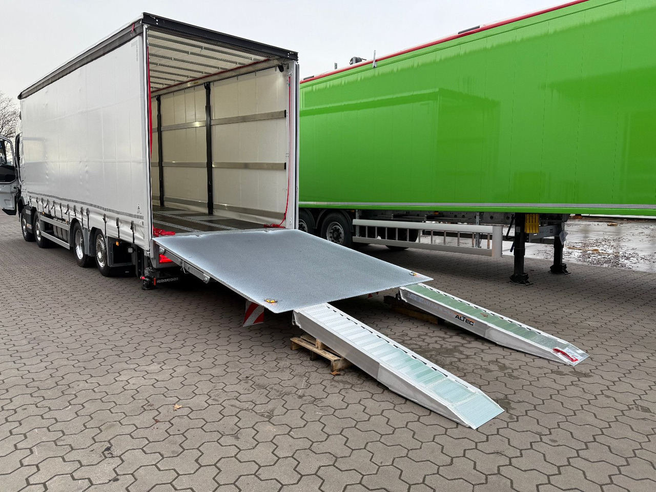 Volvo FH 500 8x2 Arbeitsbühnen Transporter LBW 9t - Vontató: 5 kép. Volvo FH 500 8x2 Arbeitsbühnen Transporter LBW 9t - Vontató: 5 kép.