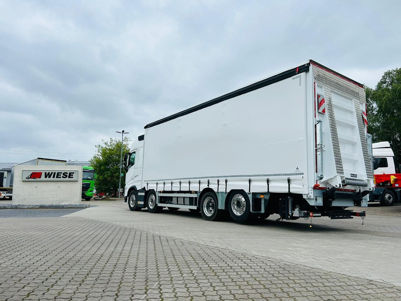 Volvo FH 500 8x2 Arbeitsbühnen Transporter LBW 9t - Vontató: 1 kép. Volvo FH 500 8x2 Arbeitsbühnen Transporter LBW 9t - Vontató: 1 kép.