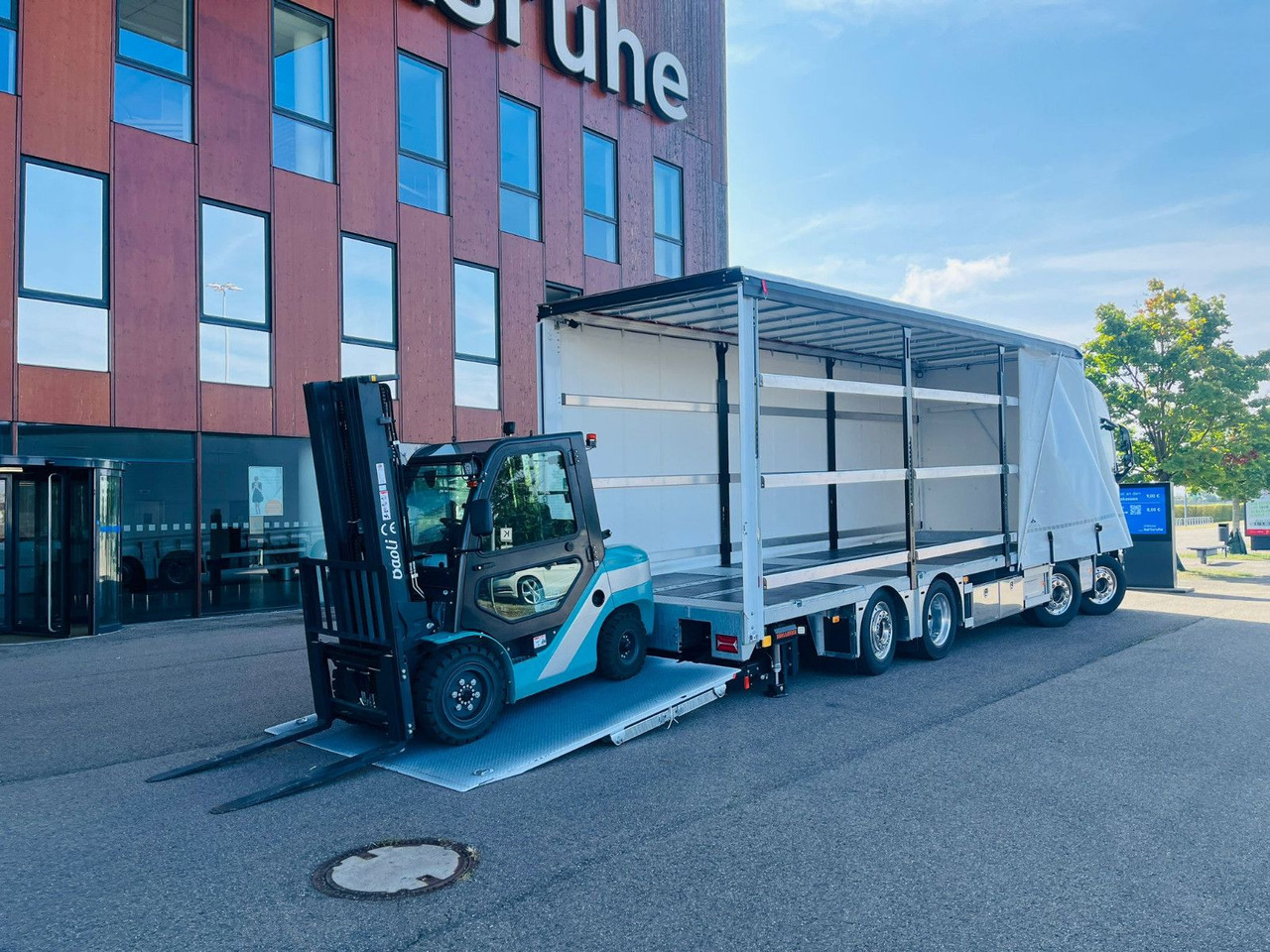 Volvo FH 500 8x2 Arbeitsbühnen Transporter LBW 9t - Ponyvás teherautó: 1 kép. Volvo FH 500 8x2 Arbeitsbühnen Transporter LBW 9t - Ponyvás teherautó: 1 kép.
