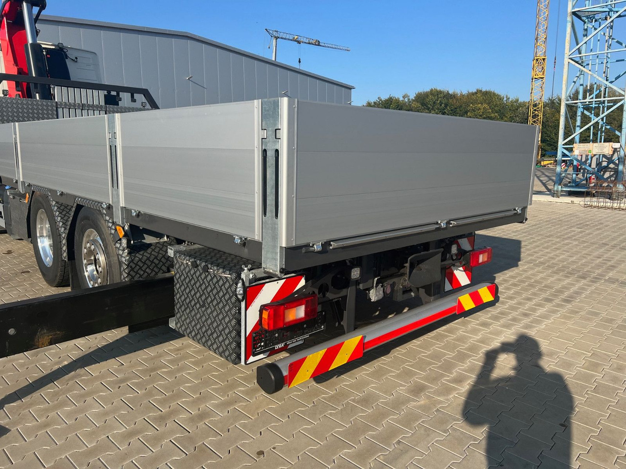 Volvo FH 500 8x2 Kran F710 RA2.26 - Platós teherautó, Darus autó: 3 kép. Volvo FH 500 8x2 Kran F710 RA2.26 - Platós teherautó, Darus autó: 3 kép.