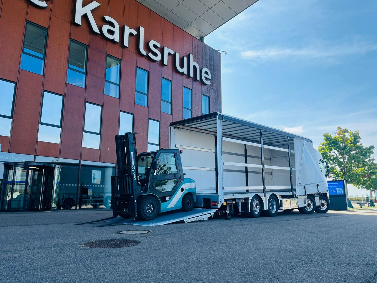 Volvo FH 500 Gabelstaplertransporter LBW 9t Dhollandia - Ponyvás teherautó: 5 kép. Volvo FH 500 Gabelstaplertransporter LBW 9t Dhollandia - Ponyvás teherautó: 5 kép.