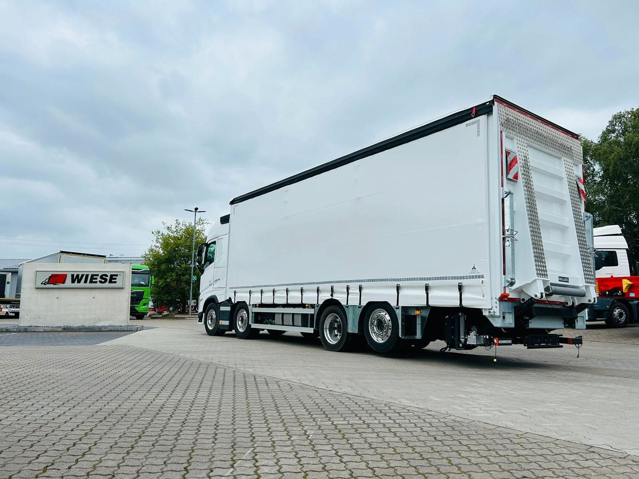 Volvo FH 500 Gabelstaplertransporter LBW Dhollandia 9t - Ponyvás teherautó: 3 kép. Volvo FH 500 Gabelstaplertransporter LBW Dhollandia 9t - Ponyvás teherautó: 3 kép.