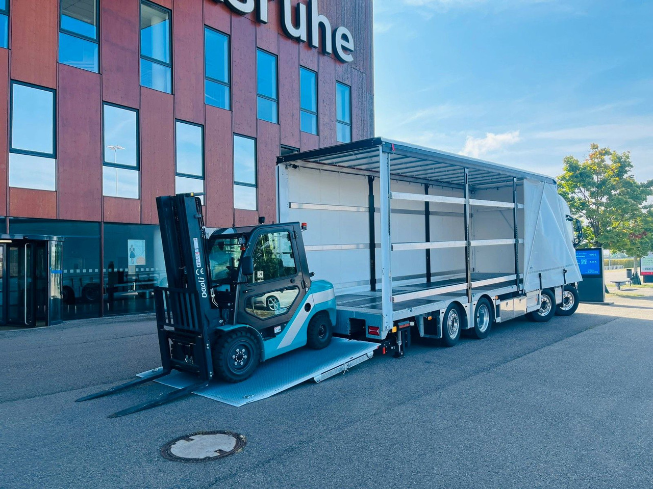 Volvo FH 500 Gabelstaplertransporter LBW Dhollandia 9t - Ponyvás teherautó: 1 kép. Volvo FH 500 Gabelstaplertransporter LBW Dhollandia 9t - Ponyvás teherautó: 1 kép.
