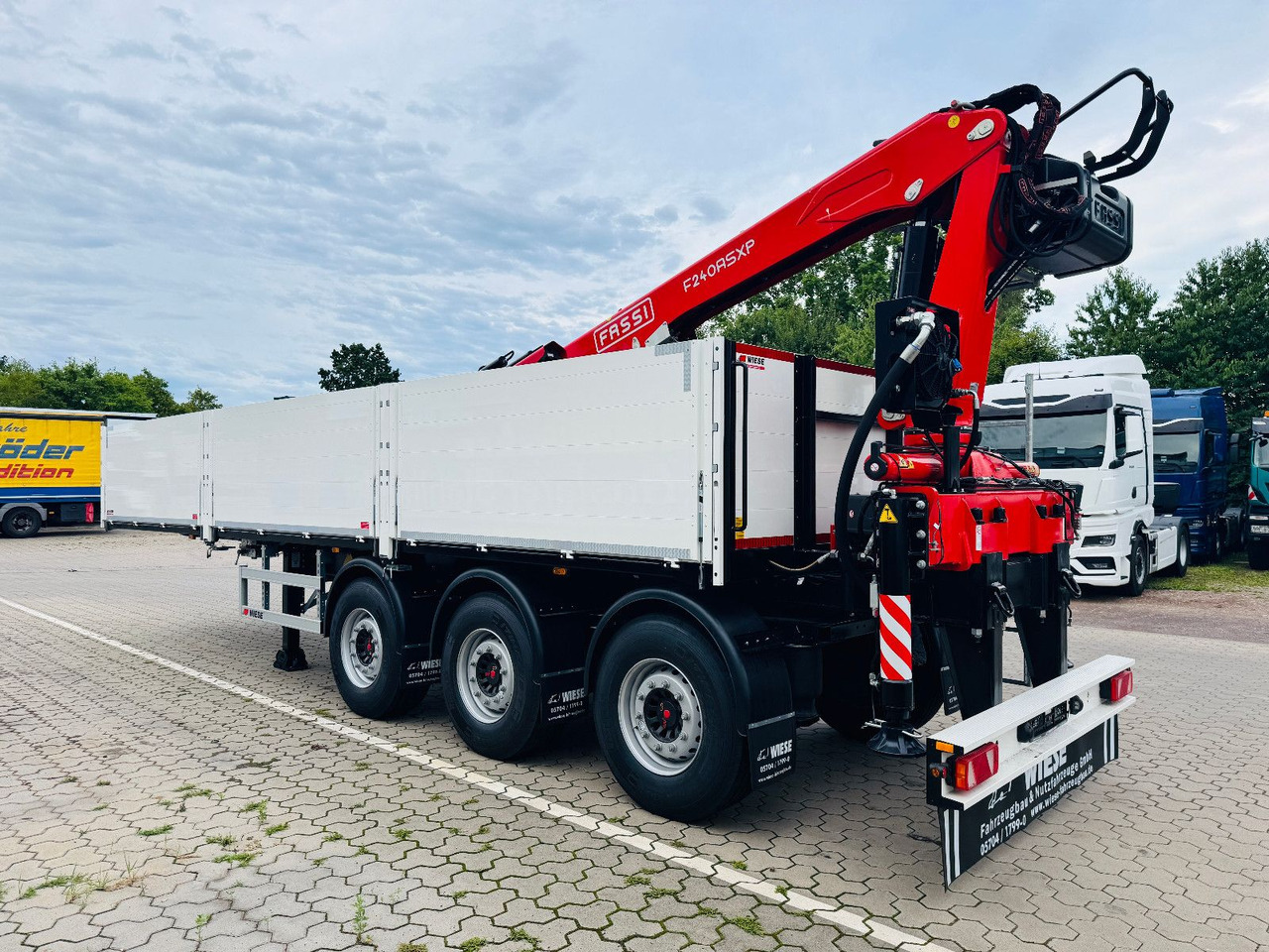 Wiese Baustoffauflieger - Heckkran Kran Fassi - Platós félpótkocsi: 1 kép. Wiese Baustoffauflieger - Heckkran Kran Fassi - Platós félpótkocsi: 1 kép.