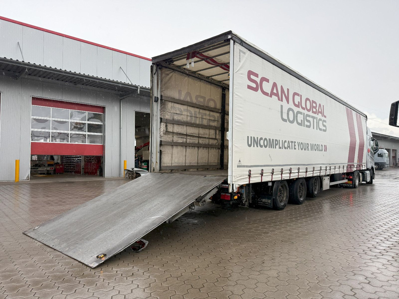 Félpótkocsi mélybölcsős Wiese Mega Schiebeplane mit Dhollandia Rampe 9t: 7 kép.