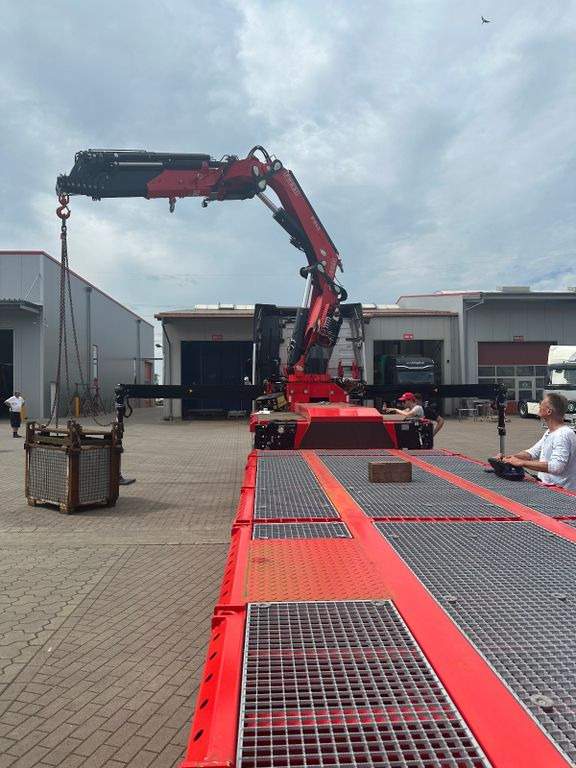 Wiese Stufensattel Tieflader mit Kran Fassi F545 - Félpótkocsi mélybölcsős: 4 kép. Wiese Stufensattel Tieflader mit Kran Fassi F545 - Félpótkocsi mélybölcsős: 4 kép.