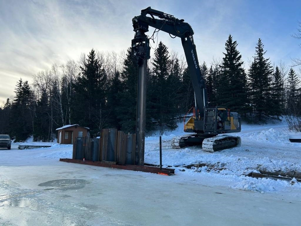 AJCE EUROPE AVH40ST Vibro Hammer Sheet Pile Driver - Cölöpverő: 1 kép. AJCE EUROPE AVH40ST Vibro Hammer Sheet Pile Driver - Cölöpverő: 1 kép.