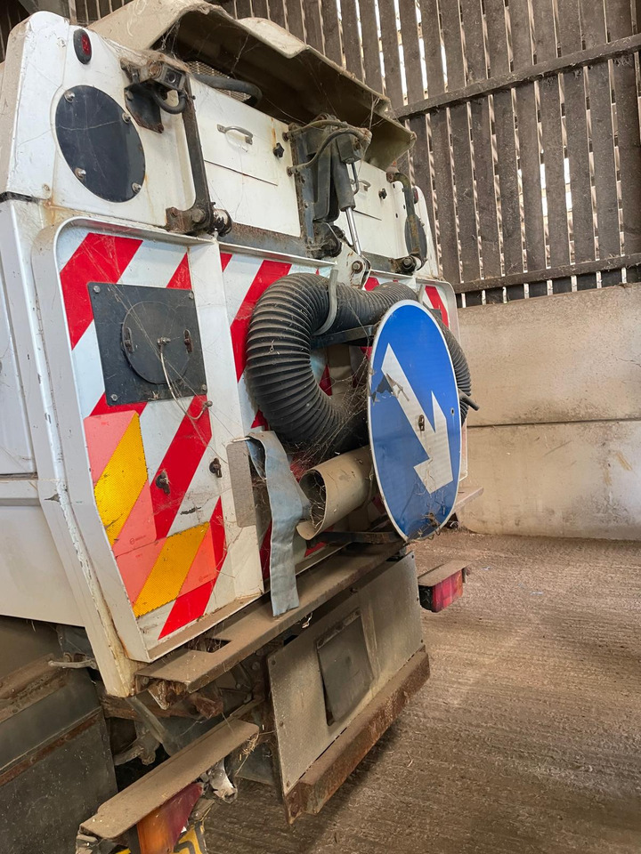 IVECO 17 E 17 - Utcaseprő gép: 3 kép. IVECO 17 E 17 - Utcaseprő gép: 3 kép.