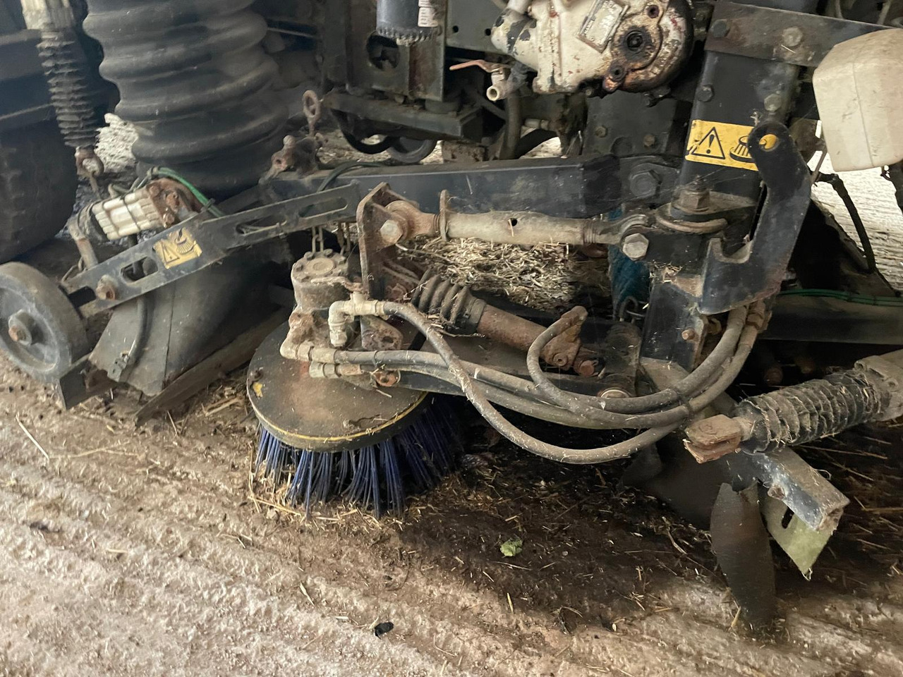 IVECO 17 E 17 - Utcaseprő gép: 4 kép. IVECO 17 E 17 - Utcaseprő gép: 4 kép.