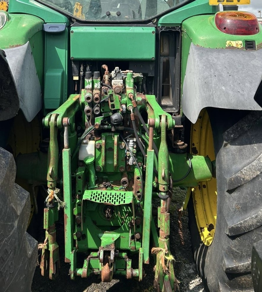 JOHN DEERE 6820 - Traktor: 2 kép. JOHN DEERE 6820 - Traktor: 2 kép.
