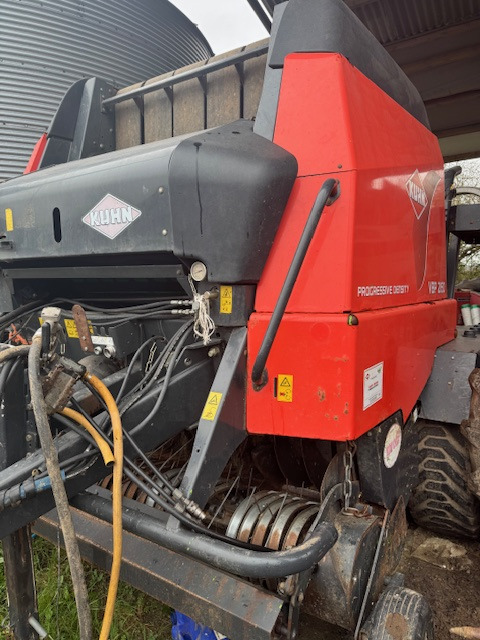 KUHN 2160 combi - Bálázó: 1 kép. KUHN 2160 combi - Bálázó: 1 kép.