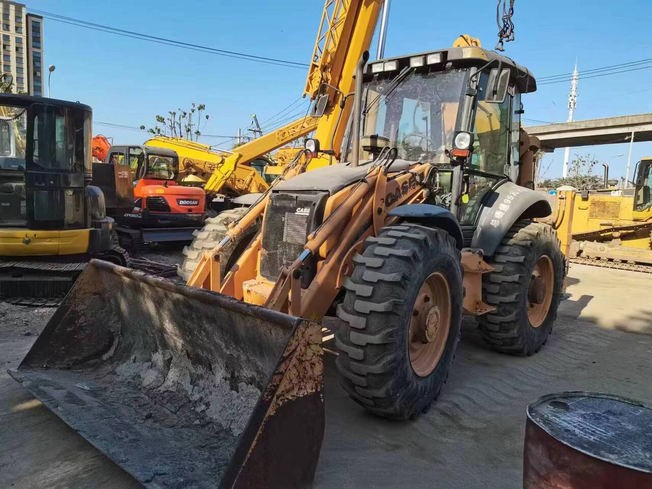 CASE 695 - Kotrórakodó: 2 kép. CASE 695 - Kotrórakodó: 2 kép.