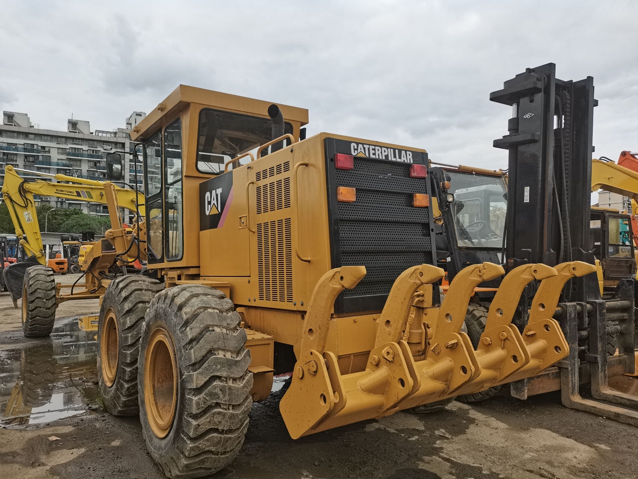 CATERPILLAR 120H - Gréder: 4 kép. CATERPILLAR 120H - Gréder: 4 kép.