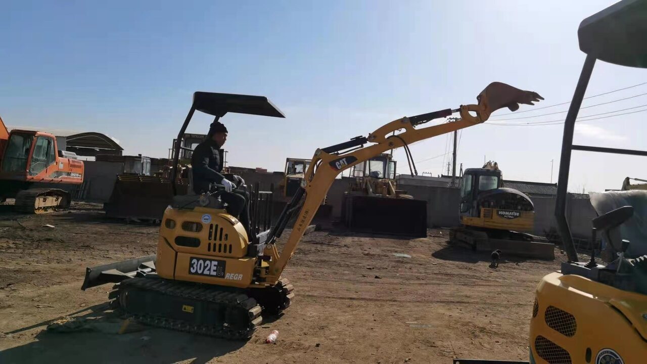 CATERPILLAR 302EUR - Minikotró: 3 kép. CATERPILLAR 302EUR - Minikotró: 3 kép.