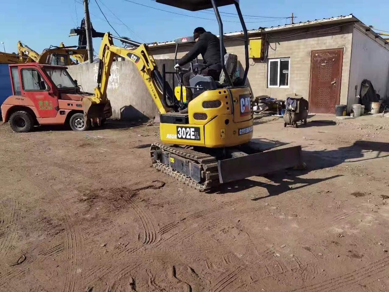 CATERPILLAR 302EUR - Minikotró: 2 kép. CATERPILLAR 302EUR - Minikotró: 2 kép.