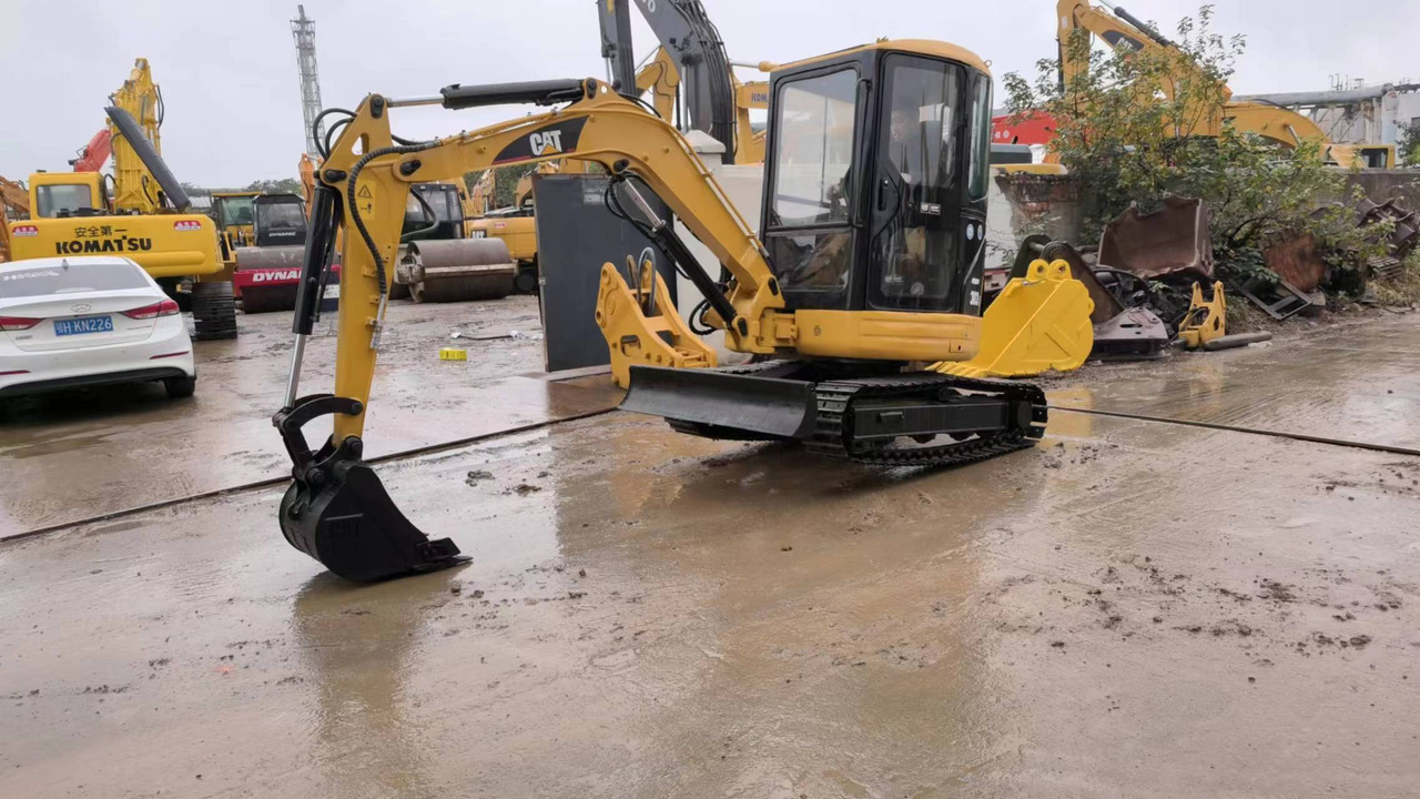 CATERPILLAR 304CR - Minikotró: 2 kép. CATERPILLAR 304CR - Minikotró: 2 kép.