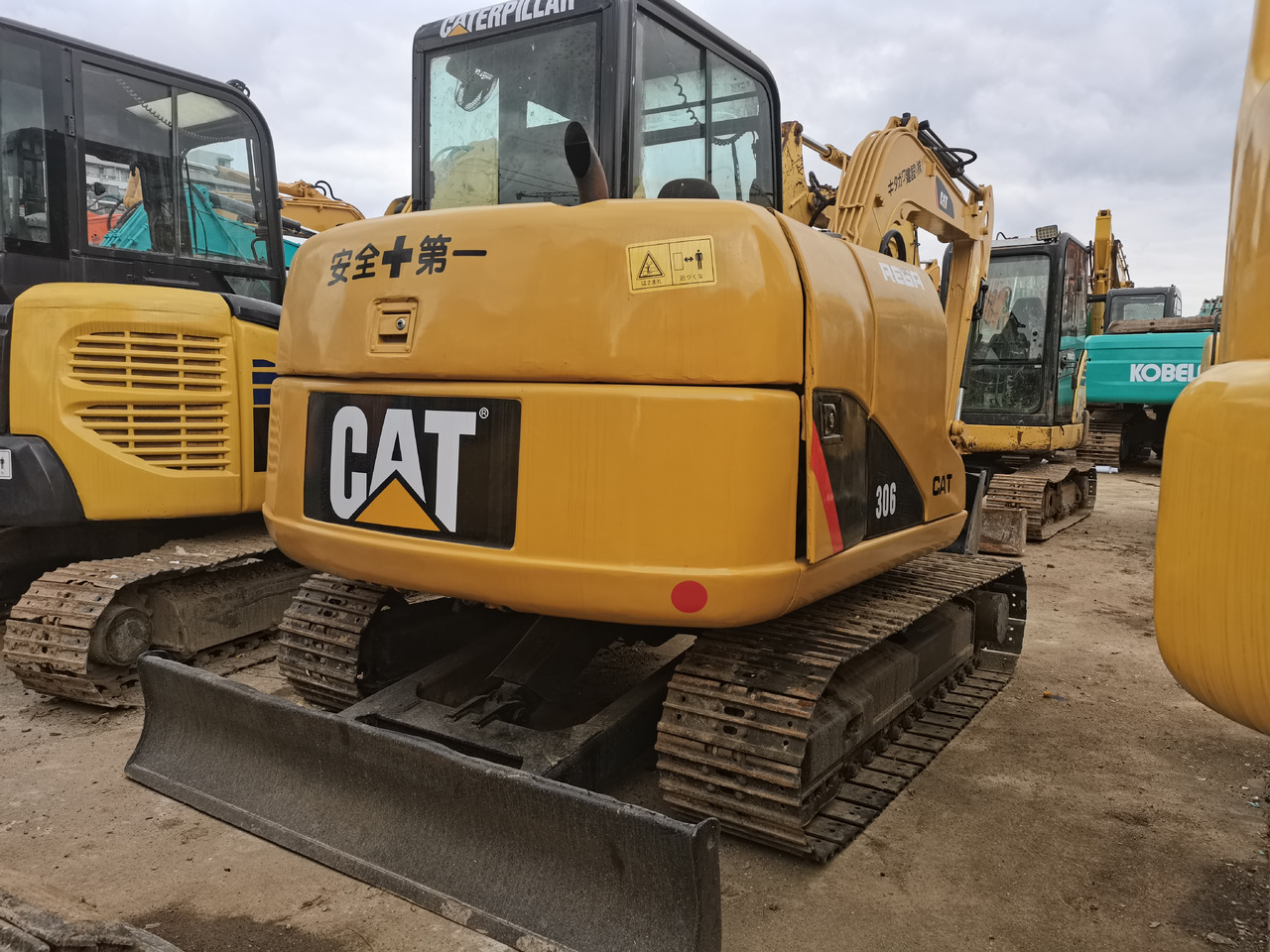 CATERPILLAR 306 - Minikotró: 3 kép. CATERPILLAR 306 - Minikotró: 3 kép.
