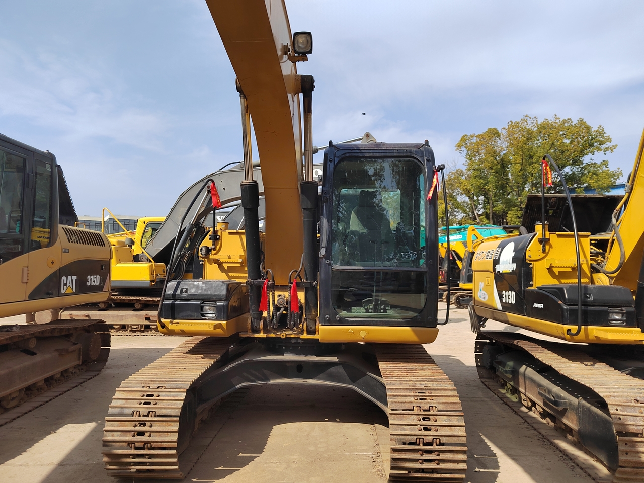 CATERPILLAR 318D - Lánctalpas kotró: 2 kép. CATERPILLAR 318D - Lánctalpas kotró: 2 kép.